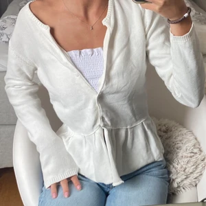 Vit stickad volangkofta - Säljer nu den här drömmiga volangtröjan då den inte kommer till användning. Knappt använd och har inga defekter. Älskar den verkligen! 