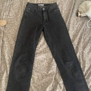 Svarta högmidjade Jeans från Cubus, säljer för jag nästan aldrig använt dom och dom blivit för små. Frakten ingår i priset.