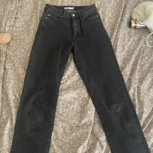 Svarta högmidjade Jeans från Cubus, säljer för jag nästan aldrig använt dom och dom blivit för små. Frakten ingår i priset.