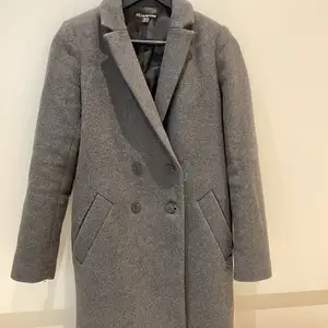 Zara gray coat, it fits well. Size xs