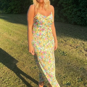 ASOS- Stradivarius klänning  - Blommig klänning i satin med midilängd:) 