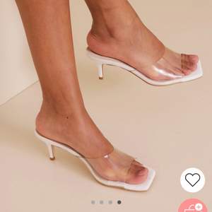 Vit klack sandal från NLY shoes med en fyrkantig tå, transparent del över fot och med en klackhöjd på 5 cm