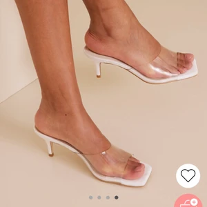 NLY shoes klackar  - Vit klack sandal från NLY shoes med en fyrkantig tå, transparent del över fot och med en klackhöjd på 5 cm