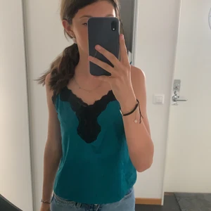 Säljer jötte fin topp med spets - Säljer min jöttefina topp från plick den är turkos med svart spets och passar jötte fint till sommaren köpte för 110kr och säljer för 50kr köparen står för frakt