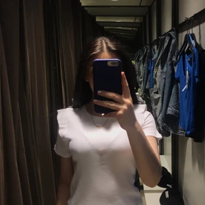 Vit zara topp  - Säljer denna zara topp i storlek M men passar även som S. Den har använts tre gånger så ganska ny. Nypris 129kr. ( kan bara mötas upp) 