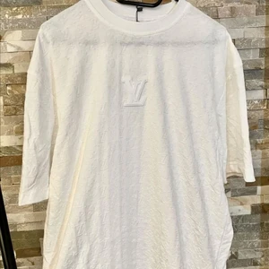 Louis vuitton t-shirt  - Louis vuitton t-shirt finns i alla storlekar möts endast i gbg annars frakt 