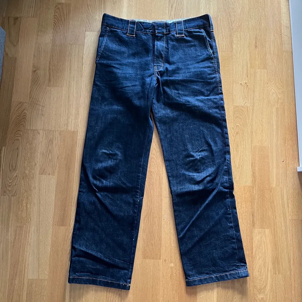 Ett par feta skejt jeans från dickies i bra skick skriv vid frågor/köp  Midjemått cirka 84-87cm Jag är 185cm som referens. Jeans & Byxor.