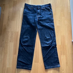 Dickies skate jeans - Ett par feta skejt jeans från dickies i bra skick skriv vid frågor/köp  Midjemått cirka 84-87cm Jag är 185cm som referens