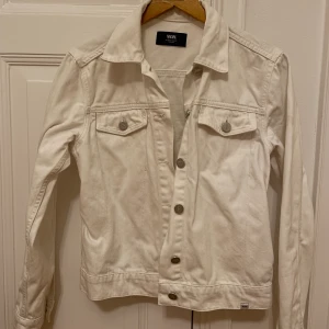 Woodwood jeansjacka - Woodwood jeansjacka storlek 38 (skulle säga mer att det är en 34/36a) kan behöva en ordentlig tvätt men annars är den fullt hel och fräsch. Säg till om ni vill ha fler bilder. Inköpt 2018, Nypris var runt 1300
