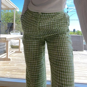 Byxor från Stradivarius i strl 38 - Härliga byxor från Stradivarius i strl 38 (jag är 177cm) och de passar jättebra i längd. Högmidjade med knapp och dragkedja. Använd en gång, är i gott skick! Köparen står för frakt!