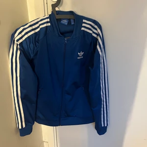 Adidas zipup tröja - Oanvänd!