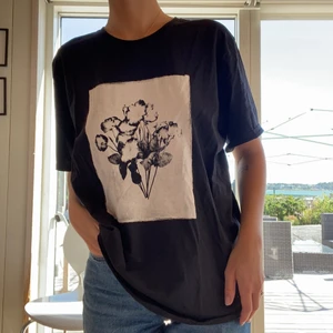 Tröja från NA-KD i strl XL - Svart t-shirt med tryck i strl XL från NA-KD. Jag som är S/M har använt den som en oversized t-shirt, har använt mycket men är i bra skick. Köparen står för frakt!