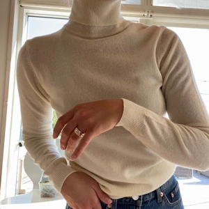 Vit stickad tröja strl S - Säljer denna vita nätta stickade tröja med polokrage från United Colors of Benetton i strl S. Aldrig använd. Köparen står för frakt!