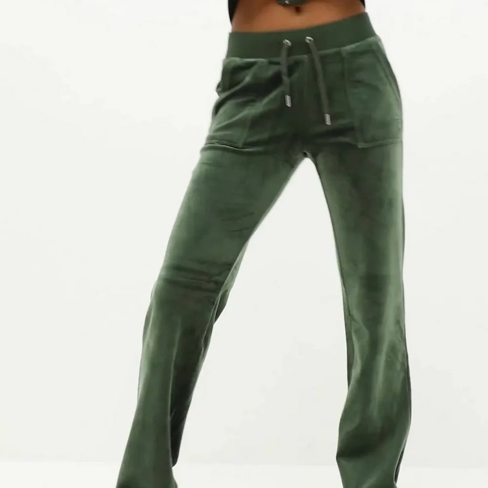 Hej, jag säljer mina gröna juicy byxor i mörk grönt. I stolek xs. Säljer på grund av att dom tyvär inte kommer till användning för jag har andra juicy som används mer. Hoppas någon annan kan få nytta av dom. Skriv för bilder (inte tagna från internet) . Jeans & Byxor.