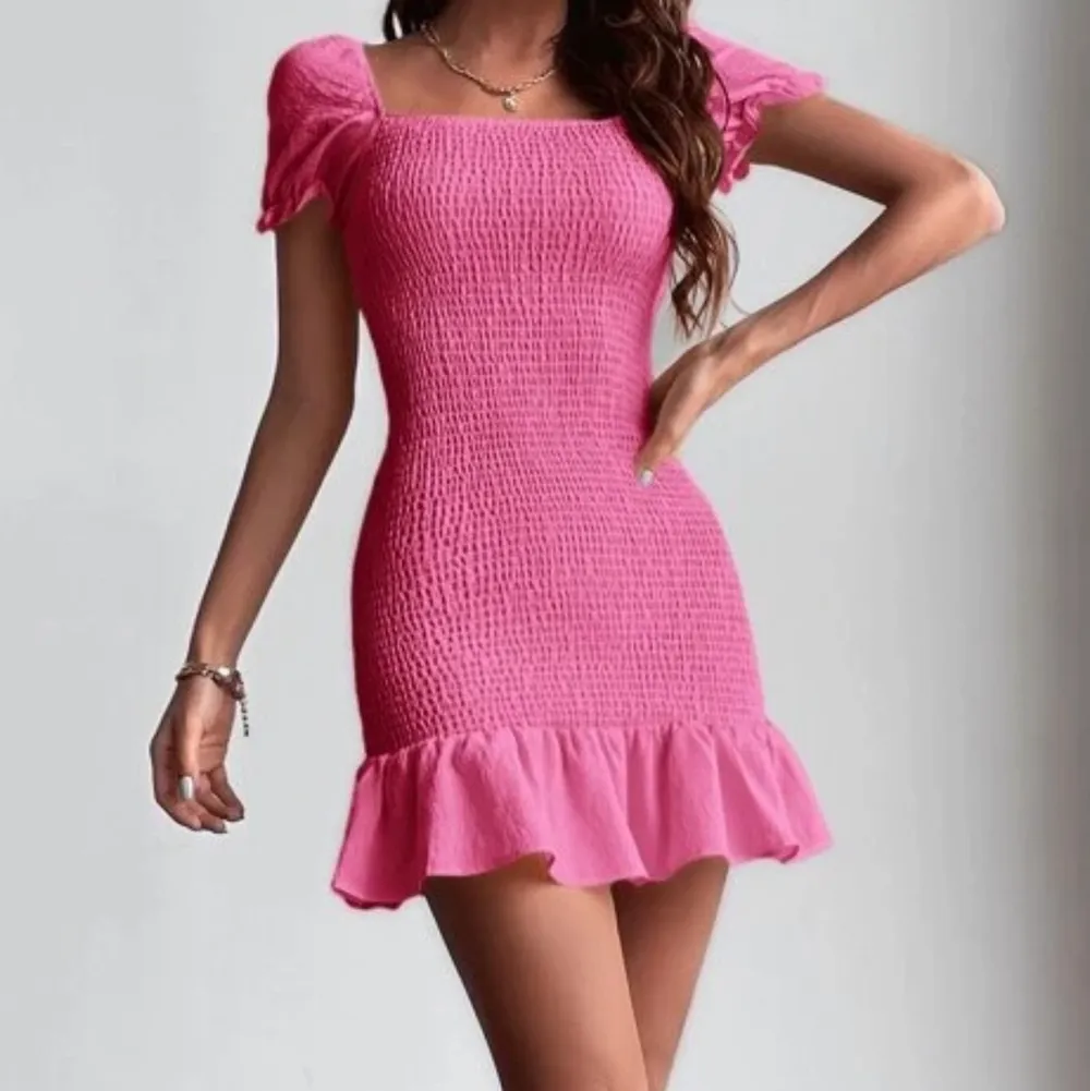 säljer min jättesöta rosa klänning med volanger i ärmarna och längst ner! klänningen kom tyvärr aldrig till användning som jag hade tänkt så den är endast testad💕 den är i strl M men sitter som en S. Skriv vid önskemål av fler bilder🫶🏻. Klänningar.