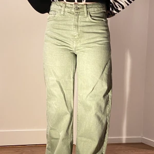Gröna jeans strl  - Gröna jeans som är helt oanvända. Väldigt snygga och bekväma.
