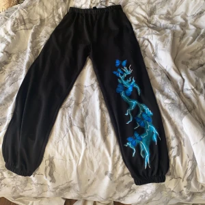 Mjukis myror  - Fina svarta byxor med blåa fjärilar 🦋 på😀