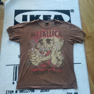 Metallica T-shirt från 2000 - Metallica t-shirt från 2000, jävligt cool tröja. Väldigt bra vintage skick 