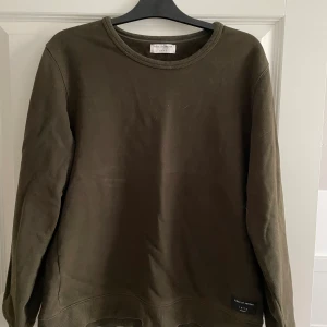 Tiger of Sweden Sweatshirt - Tiger of Sweden Sweatshirt  Köpt för 1200, storlek Large. I mer eller mindre perfekt skick.   Hör av dig om du har frågor eller funderingar ☃️