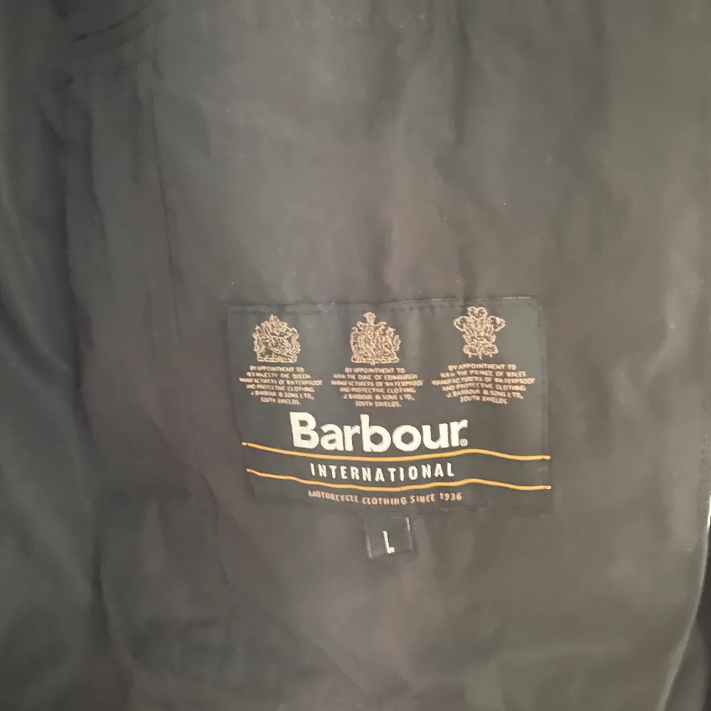 Barbour Jacka  Storlek L, retail 3000. Perfekt skick, mycket sparsamt använd.   Hör av dig om du har frågor eller funderingar☃️. Jackor.