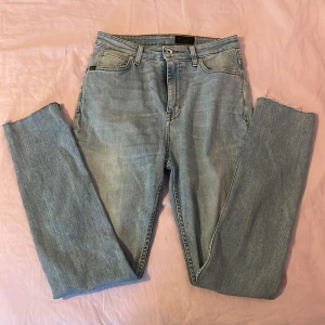 Tiger of Sweden jeans - Ett par ljusblåa Tiger of Sweden jeans av modellen sandie i strl 30 (i midja)/30 (i längd). Modellen är slim fit och highwaist. Knappt använde då de inte passar mig. Pris kan diskuteras. 