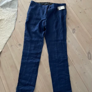 HM kostymbyxor - HM kostymbyxor i Linne  Storlek 52, aldrig använda, lappen sitter fortfarande på. Retail 399.   Hör av dig om du har frågor eller funderingar ☃️