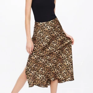Kjol leopardprint - Silkeskjol med leopardprint från Zara i storlek XS men passade mig när jag var en S (sista bilden) tyvärr alldelses för liten för mig idag🥹