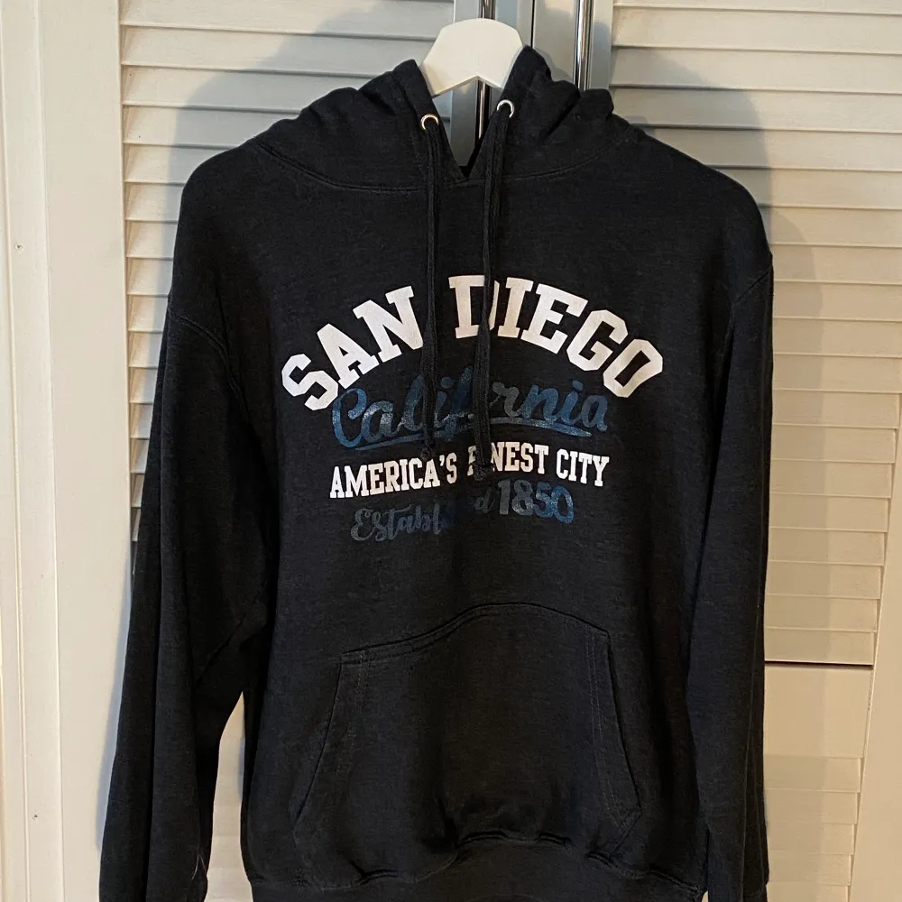 Denna Hoodie är nästan oanvänd och är så gott som ny, den är mörkgrå och perfekt till vintern när det börjar bli lite kallare. Passformen är bra och ska passa dom flesta. Hupparit & Collegepaidat.
