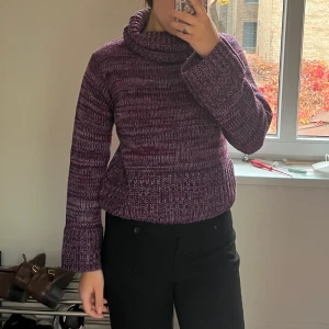 Lila stickat tröja - Hej! Säljer denna fina lila tröja som jag har köpt från humana. Tröjan är i fin sick. Storleken är 38/40 men den sitter som 36/38☺️