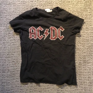Ac/dc t shirt - Xs ac dc t shirt som oxå funkar som topp om man vill ha den som det