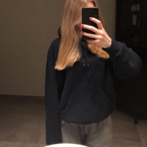 Mörkblå hoodie  - En mörkblå hoodie köpt ifrån monki och går ej att köpa längre, köpt för ungefär ett år sen och har inte kommit till andvändning så säljer den därför ❤️