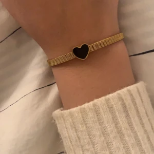 Gulligt armband med ett hjärta - Ett jätte fina armband med ett hjärta som är guldfärgat (ej äkta guld) frakten kostar 13kr går bara ej att lägga in som ett val på plick ❗️har rea köp 1 få 2 grejer som är i cirka samma budget❗️