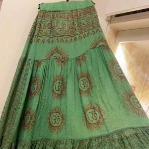 Lång kjol - Så fin kjol köpt på energimässan tidigare i år! Har tyvärr aldrig kommit till användning:( den har den spirituella symbolen om och andra fina mönster🙏 köpt för 350kr men jag säljer den för 150;)