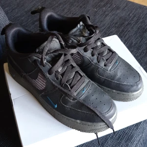 Nike Air Force 1 - Storlek 38.5, 24 cm. Jättebra skick, inga skador. Används inte jättemycket eftersom sonen växte ur snabbt. 