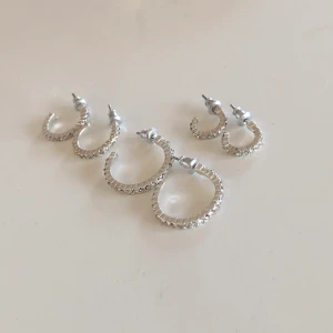 Strassörhängen  - Ett set med silvriga örhängen med stenar runt om 🤍💍✨frakt 13:- 