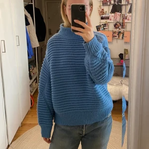 Blå stickad tröja  - Blå stickad tröja från H&M. Strl L. Kan mötas upp i Stockholm, alt. köpare står för frakten.