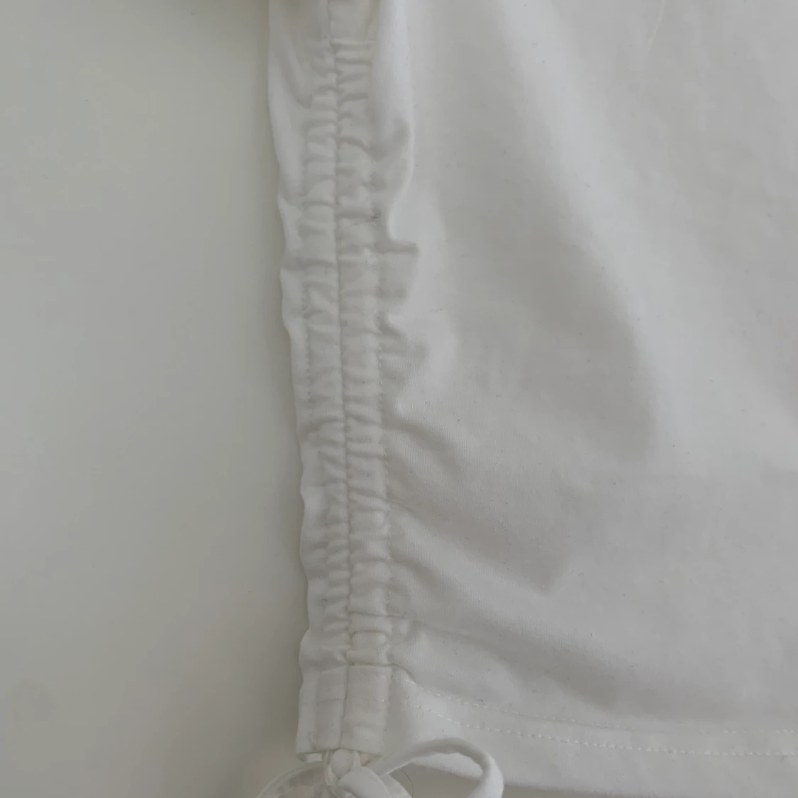 Kroppad vit T-shirt med snören - 90