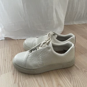 Eytys  - Vita eytys storlek 40! Finns några slitningar i framkant som syns på bilderna, men ingenting man tänker på. Övrigt i finns skick. Köpta för 1800kr