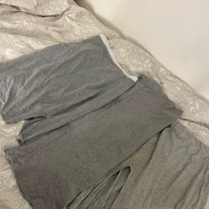 Kjolar - 3 stycken gråa kjolar med slits  på 2 utav dem, kjolarna är ungefär till knäna, bra skick, alla 3 ingår. 
