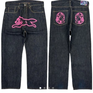 BBC jeans  - Fetaste jeansen du hittar på plick. Rosa billionare boys club running dog jeans i dunder skick. Inga flaws Waist: 36” Full längd: 41,5” Bara att skriva vid frågor #staytrue 