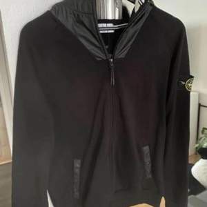 Säljer en Stone-island jacka storlek xl,  Helt ny med tags kvar.  Mitt pris 2000kr först till kvarn!!!