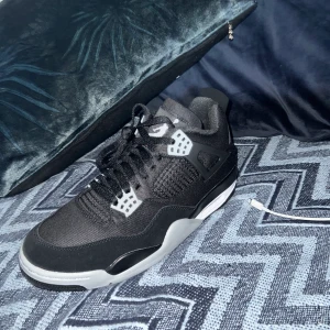 Jordan 4 black canvas - Helt nya i storlek 43 med kvitto från snkrs appen. 