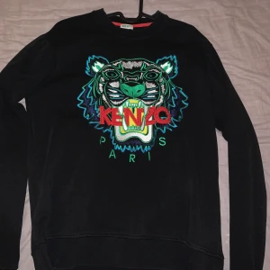 Kenzo sweatshirt (oanvänd) - Hej säljer min kenzo sweatshirt som endast är testad och nypris är 2300. Den är medium o 100% äkta.