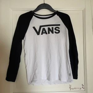 Vans tröja - Vit och svart vans tröja nästan aldrig använt och ser helt ny ut, inga fläckar eller andra skador💕 storlek xs