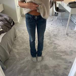 Supersnygga lågmidjade jeans som knappt är använda. Säljer pågrund av att jag vill köpa något annat. (Lånade bilder), kontakta mig för fler bilder eller annat❤️säljer endast vid bra pris!