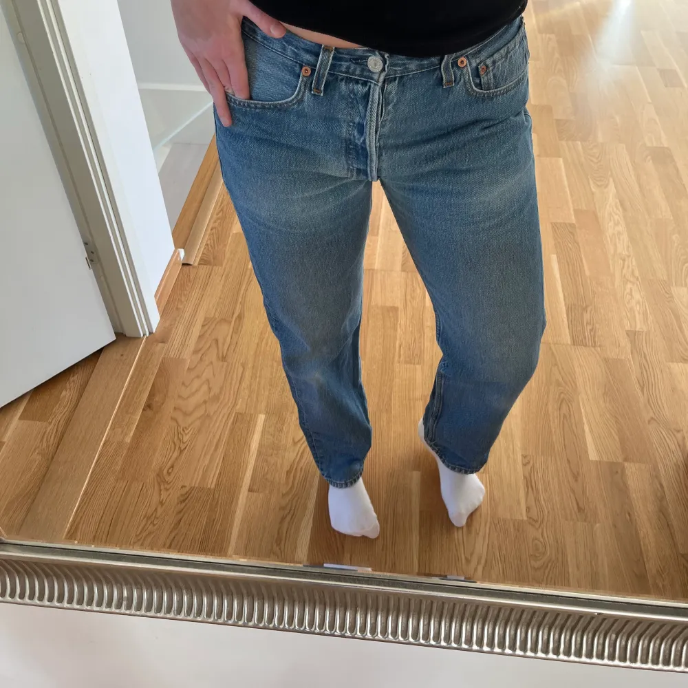 Garderobsrensning!!! Kommer mer!!! Säljer dessa jeans från Levis som är i bra skick, köpta second hand.  Storlek: M skulle jag säga men hade suttit bäst (low/mid, lite lösare) på en XS/S! Jag är 170.  Färg: Blå Köparen står för frakten!!!  . Jeans & Byxor.