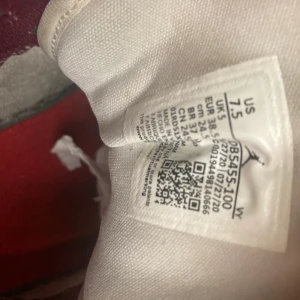 Jordan 1 low multi color - Hej! Jag säljer mina jordans multi color för behöver ett par nya. Stl 38,5 e lite slitna så kan prata om ett bra pris:)