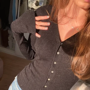Glittrig kofta Zara - Jätte fin glittrig kofta från zara. Köptes för tre år sen, den har väldigt långa ärmar så de går över händerna om man vill. Skriv privat för fler bilder ❤️