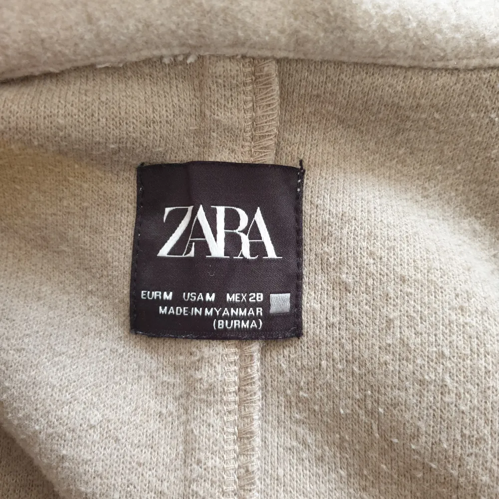 Zara thin coat size M, there is something darker on the sleeve, if you need more pictures contact me :). Jackor.