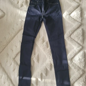 Tiger of Sweden jeans - Fint skick i härlig mörkblå modell och bara använda ett fåtal gånger. Slimfit-modell med mycket stretch så de är sköna. Säljs vidare för att de inte passar längre 🥲